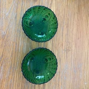 Set of 2 green dishes 4.5 inches in diameter